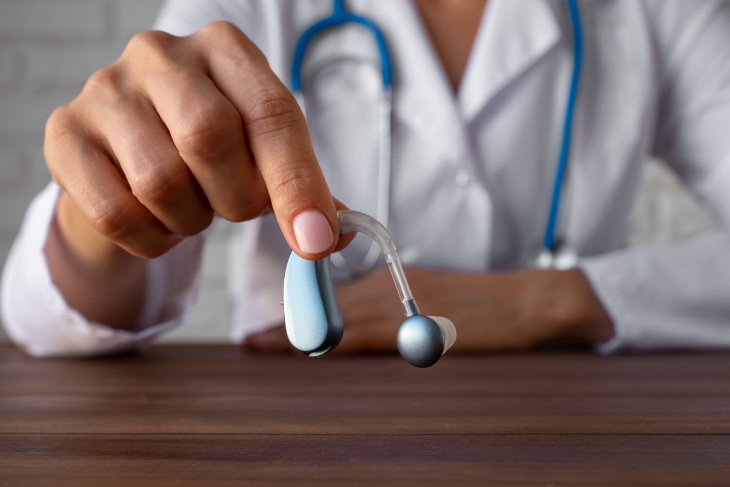 Venta de auxiliares y/o aparatos auditivos